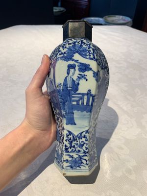 A Chinese famille rose bowl, a plate and a blue and white vase, Tongzhi mark and of the period — photo 21