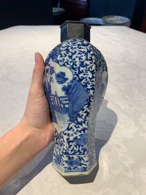 A Chinese famille rose bowl, a plate and a blue and white vase, Tongzhi mark and of the period — photo 22