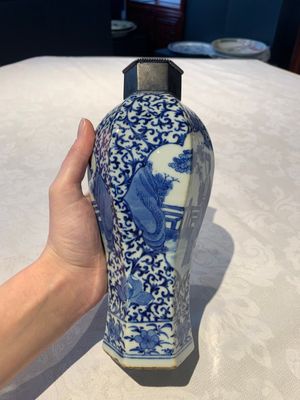 A Chinese famille rose bowl, a plate and a blue and white vase, Tongzhi mark and of the period — photo 23