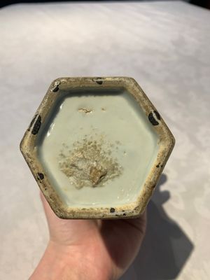 A Chinese famille rose bowl, a plate and a blue and white vase, Tongzhi mark and of the period — photo 25