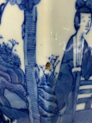 A Chinese famille rose bowl, a plate and a blue and white vase, Tongzhi mark and of the period — photo 26