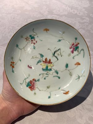 A Chinese famille rose bowl, a plate and a blue and white vase, Tongzhi mark and of the period — photo 3