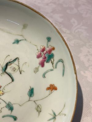 A Chinese famille rose bowl, a plate and a blue and white vase, Tongzhi mark and of the period — photo 4
