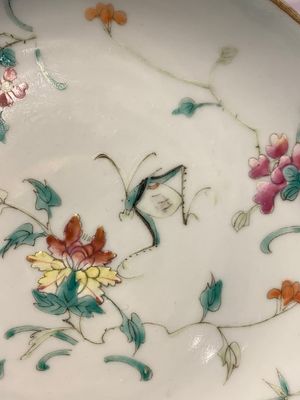 A Chinese famille rose bowl, a plate and a blue and white vase, Tongzhi mark and of the period — photo 5