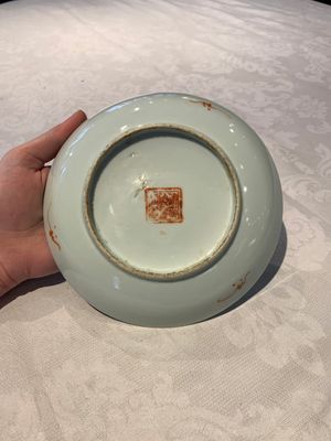 A Chinese famille rose bowl, a plate and a blue and white vase, Tongzhi mark and of the period — photo 6