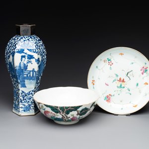 A Chinese famille rose bowl, a plate and a blue and white vase, Tongzhi mark and of the period — photo 1