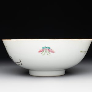 A Chinese famille rose bowl, a plate and a blue and white vase, Tongzhi mark and of the period — photo 11