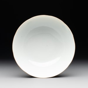 A Chinese famille rose bowl, a plate and a blue and white vase, Tongzhi mark and of the period — photo 12