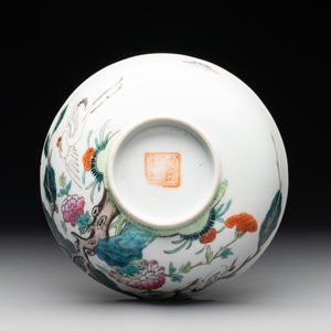 A Chinese famille rose bowl, a plate and a blue and white vase, Tongzhi mark and of the period — photo 13