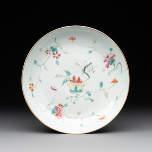 A Chinese famille rose bowl, a plate and a blue and white vase, Tongzhi mark and of the period — photo 14