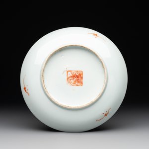A Chinese famille rose bowl, a plate and a blue and white vase, Tongzhi mark and of the period — photo 15