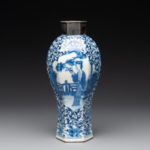 A Chinese famille rose bowl, a plate and a blue and white vase, Tongzhi mark and of the period — photo 2