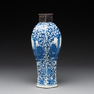 A Chinese famille rose bowl, a plate and a blue and white vase, Tongzhi mark and of the period — photo 3
