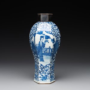A Chinese famille rose bowl, a plate and a blue and white vase, Tongzhi mark and of the period — photo 4