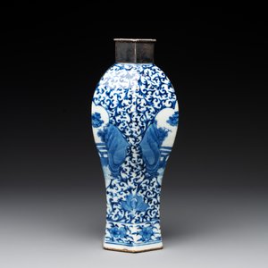 A Chinese famille rose bowl, a plate and a blue and white vase, Tongzhi mark and of the period — photo 5