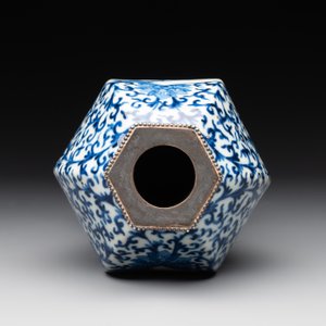 A Chinese famille rose bowl, a plate and a blue and white vase, Tongzhi mark and of the period — photo 6