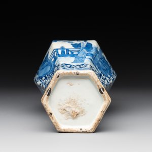 A Chinese famille rose bowl, a plate and a blue and white vase, Tongzhi mark and of the period — photo 7