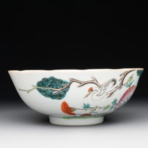 A Chinese famille rose bowl, a plate and a blue and white vase, Tongzhi mark and of the period — photo 8