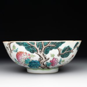A Chinese famille rose bowl, a plate and a blue and white vase, Tongzhi mark and of the period — photo 9
