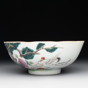 A Chinese famille rose bowl, a plate and a blue and white vase, Tongzhi mark and of the period — photo 10