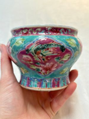 A Chinese famille rose bowl and a teapot for the Straits or Peranakan market, 19th C. — photo 1