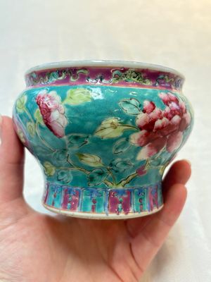 A Chinese famille rose bowl and a teapot for the Straits or Peranakan market, 19th C. — photo 2
