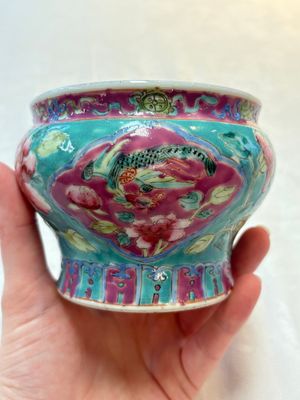 A Chinese famille rose bowl and a teapot for the Straits or Peranakan market, 19th C. — photo 3