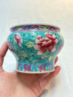 A Chinese famille rose bowl and a teapot for the Straits or Peranakan market, 19th C. — photo 4