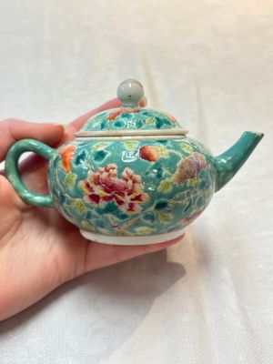 A Chinese famille rose bowl and a teapot for the Straits or Peranakan market, 19th C. — photo 8