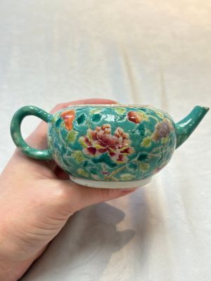 A Chinese famille rose bowl and a teapot for the Straits or Peranakan market, 19th C. — photo 9