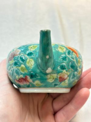 A Chinese famille rose bowl and a teapot for the Straits or Peranakan market, 19th C. — photo 10
