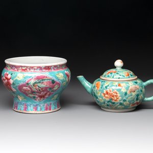 A Chinese famille rose bowl and a teapot for the Straits or Peranakan market, 19th C. — photo 1