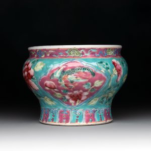 A Chinese famille rose bowl and a teapot for the Straits or Peranakan market, 19th C. — photo 11