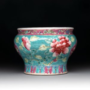A Chinese famille rose bowl and a teapot for the Straits or Peranakan market, 19th C. — photo 12