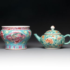 A Chinese famille rose bowl and a teapot for the Straits or Peranakan market, 19th C. — photo 2