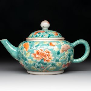 A Chinese famille rose bowl and a teapot for the Straits or Peranakan market, 19th C. — photo 3
