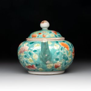 A Chinese famille rose bowl and a teapot for the Straits or Peranakan market, 19th C. — photo 4