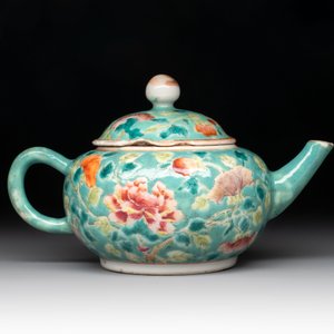 A Chinese famille rose bowl and a teapot for the Straits or Peranakan market, 19th C. — photo 5