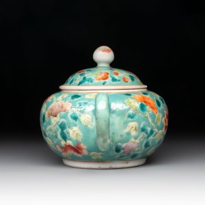 A Chinese famille rose bowl and a teapot for the Straits or Peranakan market, 19th C. — photo 6