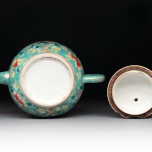 A Chinese famille rose bowl and a teapot for the Straits or Peranakan market, 19th C. — photo 8