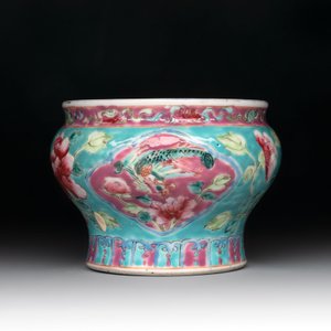 A Chinese famille rose bowl and a teapot for the Straits or Peranakan market, 19th C. — photo 9