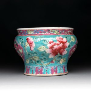 A Chinese famille rose bowl and a teapot for the Straits or Peranakan market, 19th C. — photo 10
