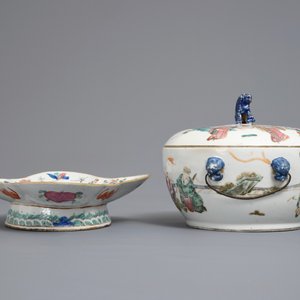 A Chinese famille rose bowl and cover and a stem bowl, 19th C. — photo 3