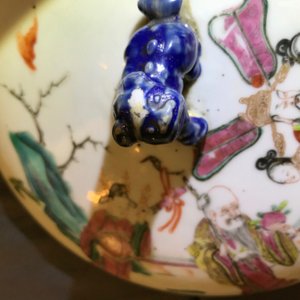 A Chinese famille rose bowl and cover and a stem bowl, 19th C. — photo 8