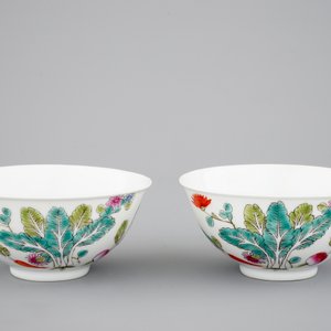 A Chinese famille rose bowl and two famille rose bowls with flowers — photo 2