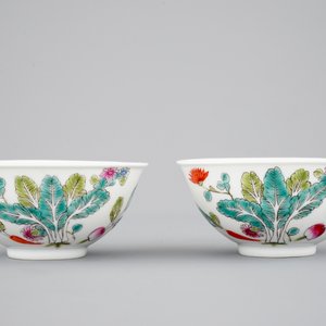 A Chinese famille rose bowl and two famille rose bowls with flowers — photo 3