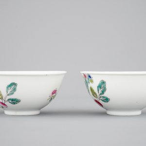 A Chinese famille rose bowl and two famille rose bowls with flowers — photo 4