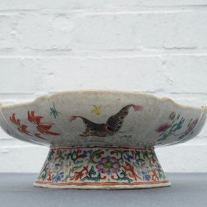 A Chinese famille rose bowl on foot, Jiaqing mark, 19th C. — photo 15