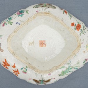 A Chinese famille rose bowl on foot, Jiaqing mark, 19th C. — photo 17