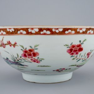 A Chinese famille rose bowl with a landscape, Yongzheng, 1723-1735 — 照片 3